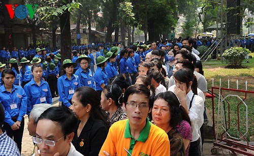 Lễ viếng Đại tướng Võ Nguyên Giáp kéo dài xuyên đêm  - ảnh 1